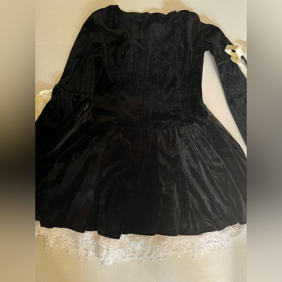 Sexy madam musketeer costume! Hat and boot cuffs included! - Picture 7 of 14